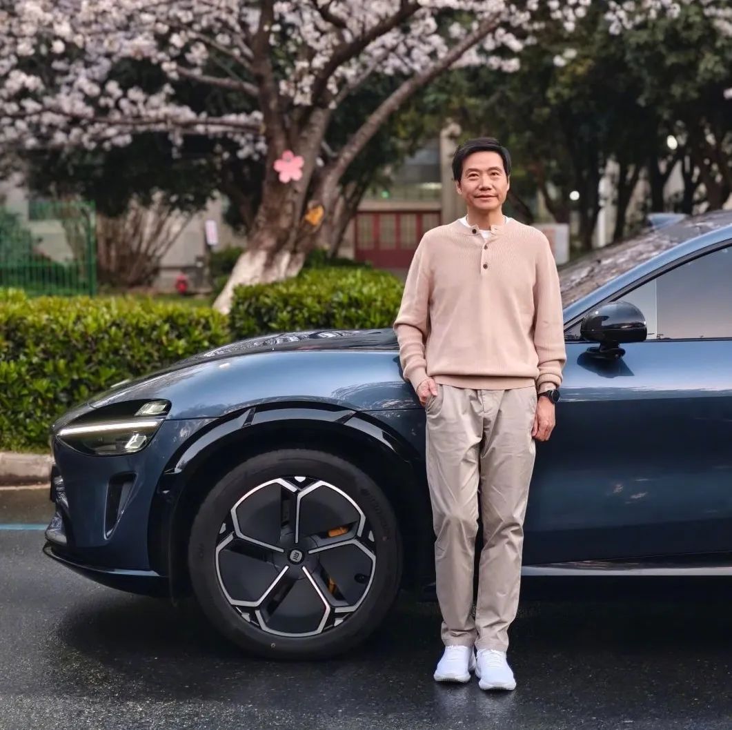 为什么富豪都爱穿「素款运动鞋」?