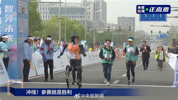 首个人形机器人半马冠军诞生:天工机器人已经冲线完赛