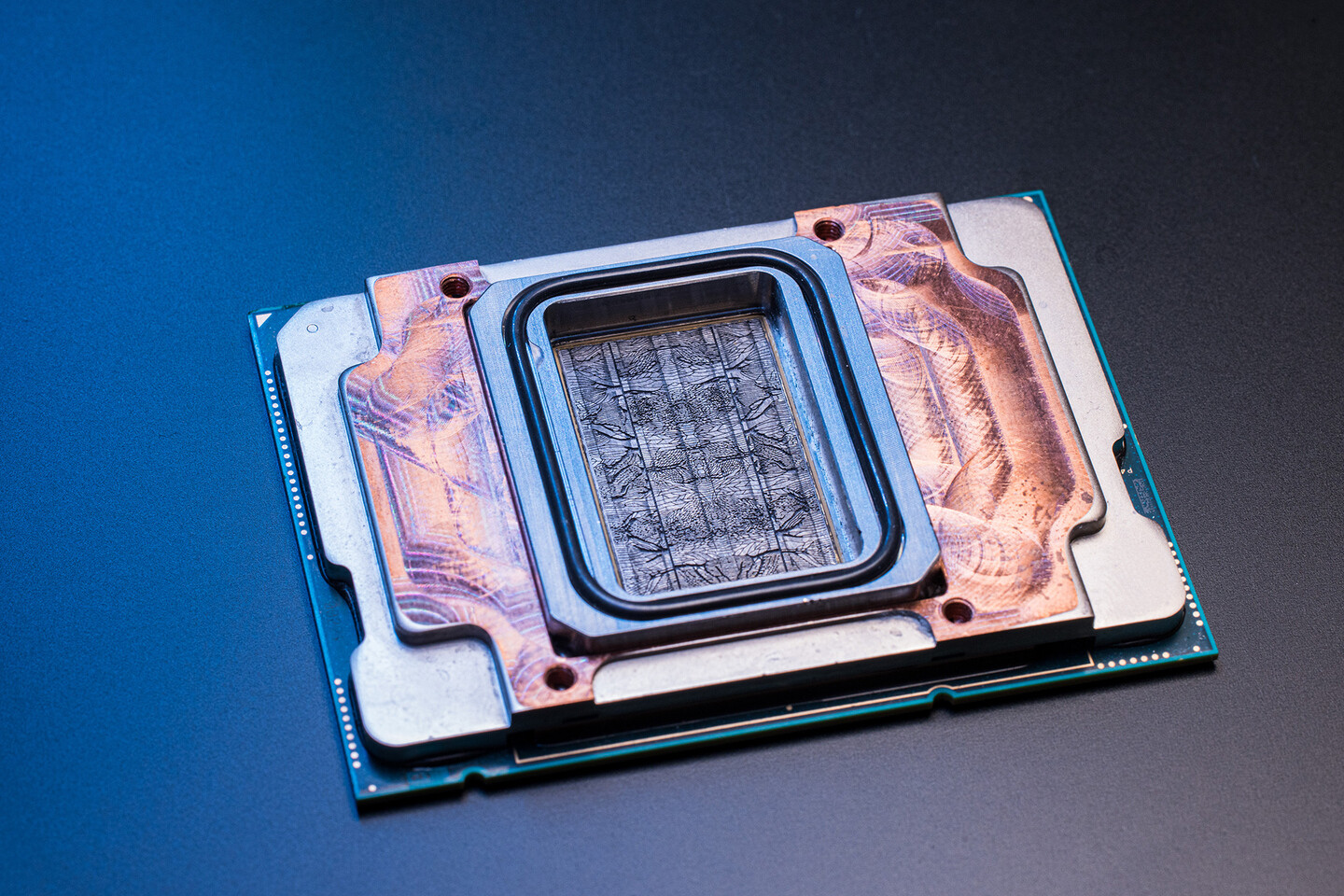 微软在硅片上蚀刻微流体通道 实现三倍冷却效能提升