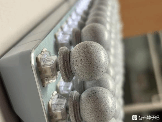 太会玩了！网友推出奇葩配件：石墩子键帽