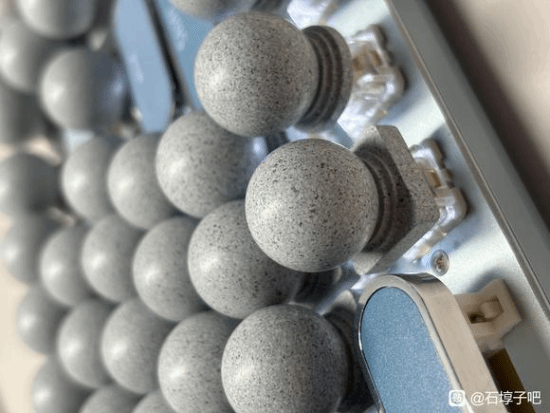 太会玩了！网友推出奇葩配件：石墩子键帽